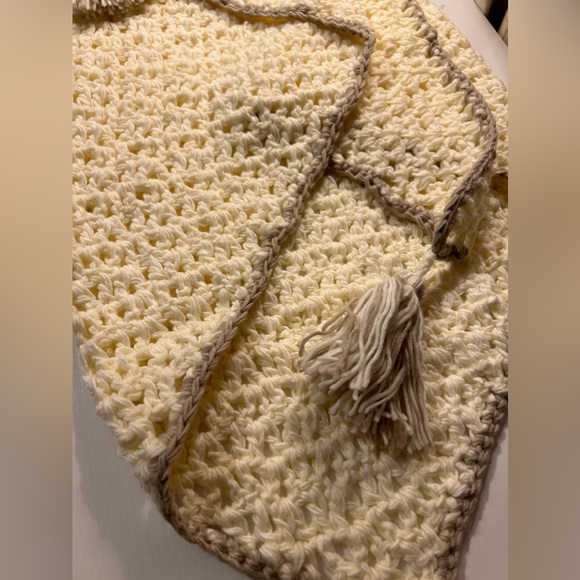NWT Free People crochet knit ivory shawl wrap tassel - Picture 3 of 7